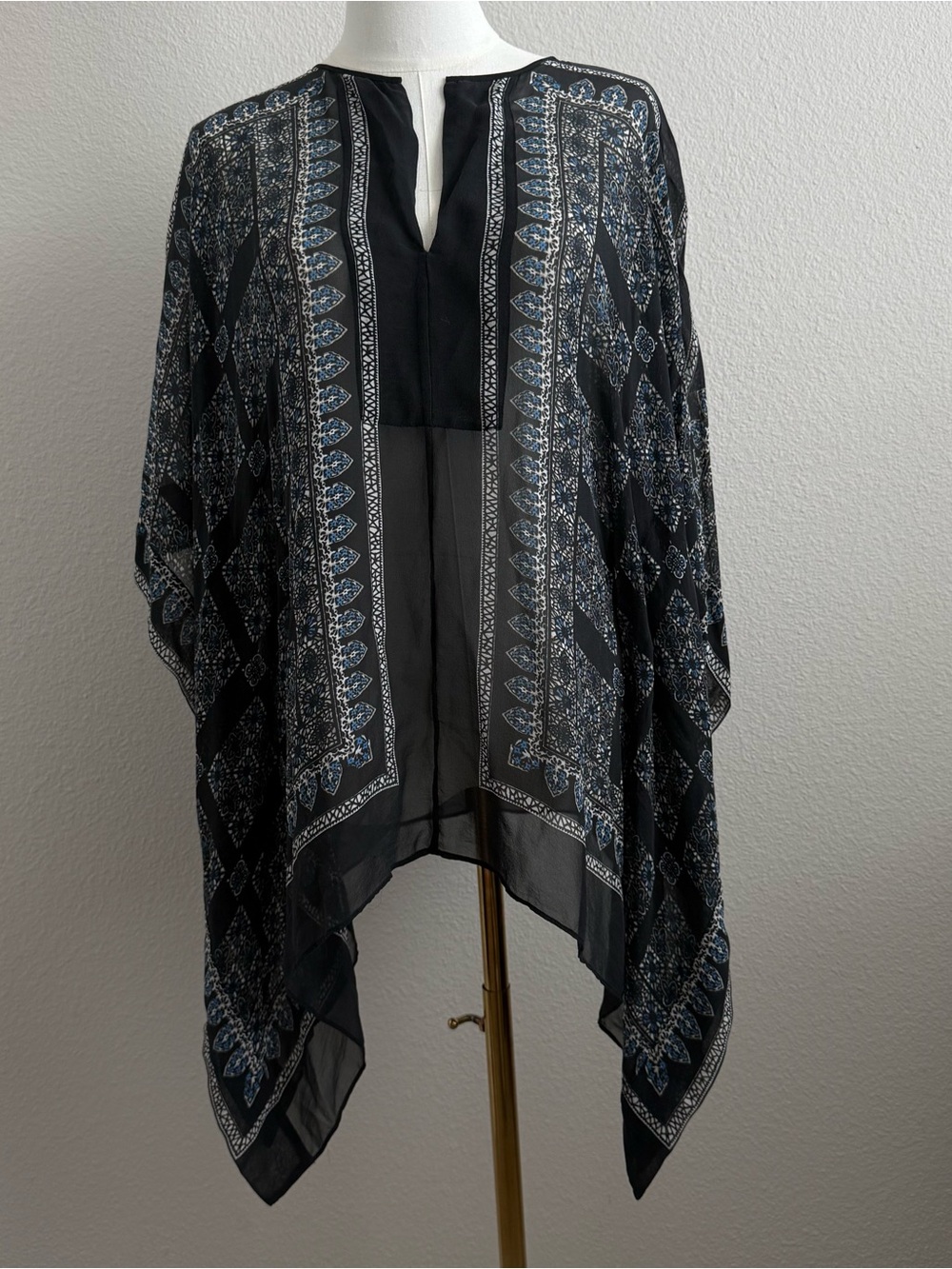 BCBGMAXAZRIA 100% Silk Poncho Top Blue Black Geometric Scarf Blouse XS/S Boho